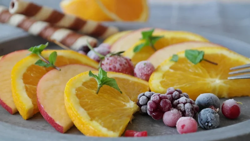 ARBONNE FeelFit Przekąski proteinowe 10 x 35g Truskawki w białej czekoladzie