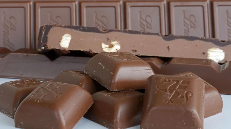 Lindt Czekolada Jogurtowa Jagoda-Wanilia 100g