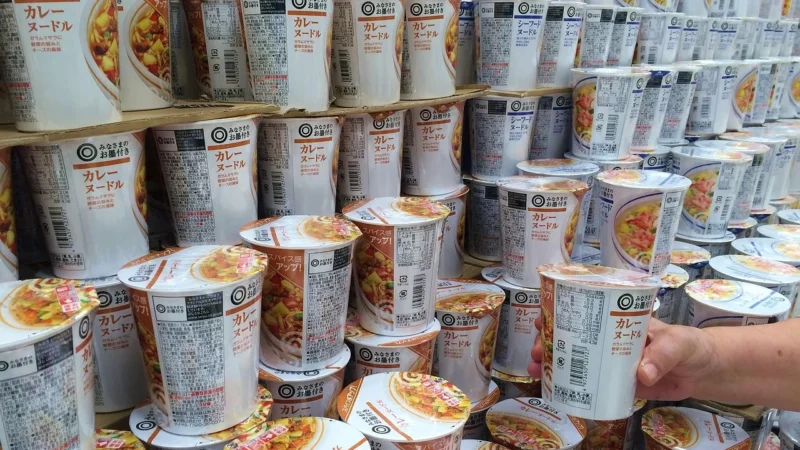 Nissin Original Cup Noodles, soba o smaku japońskiego curry 90g –