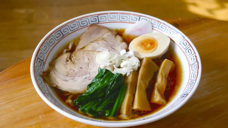 Nissin Original Cup Noodles, soba o smaku kurczaka yakitori 89g –